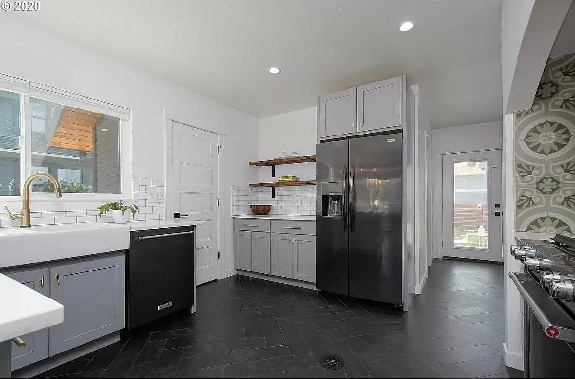 4 bed, 2544 sqft, $4,250 — Photo 3