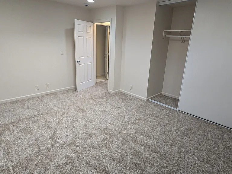 22335 Meekland Ave #UPSTAIRS — Photo 11