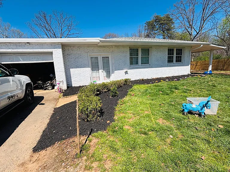 105 Lakeland Dr — Photo 2