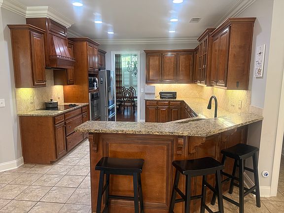 3rd image of 62 Newberry Ln