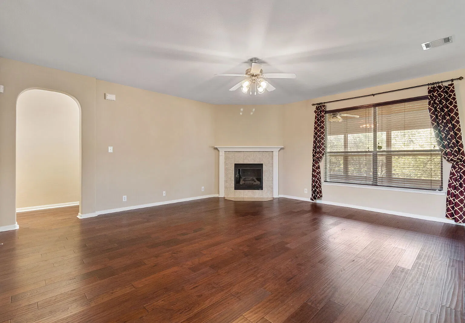 5 bed, 4.5 bath, 3879 sqft, $3,400 — Photo 4