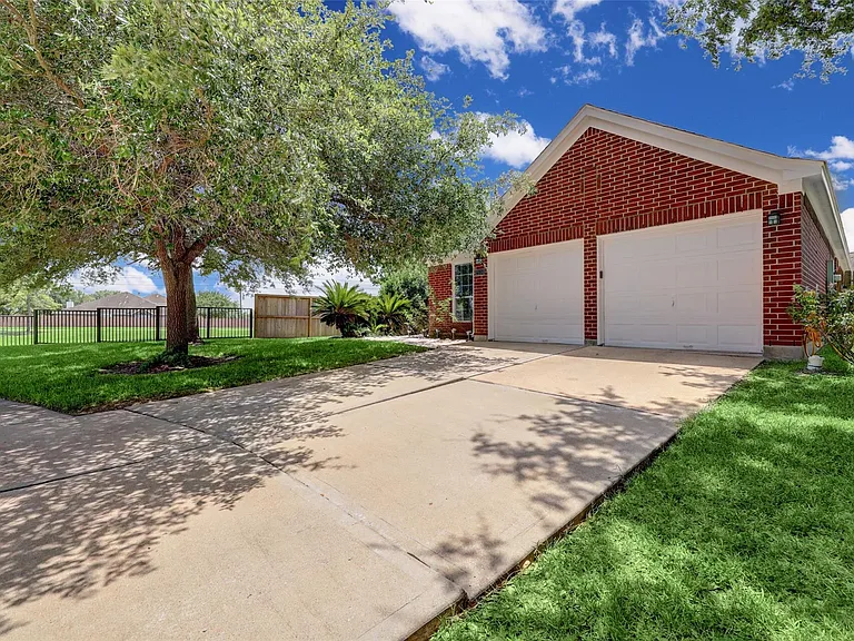 2116 Breezeway Ln — Photo 2