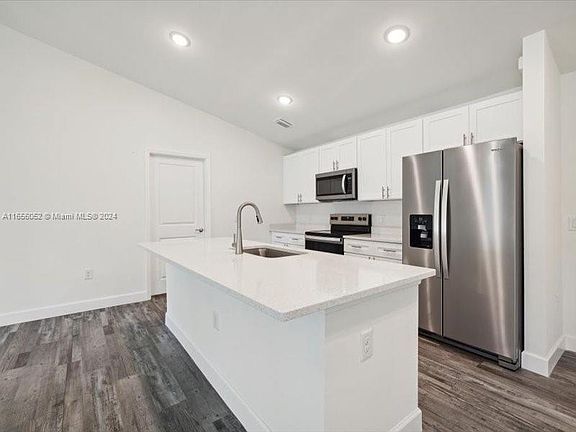 4th image of 332 NW 19th St