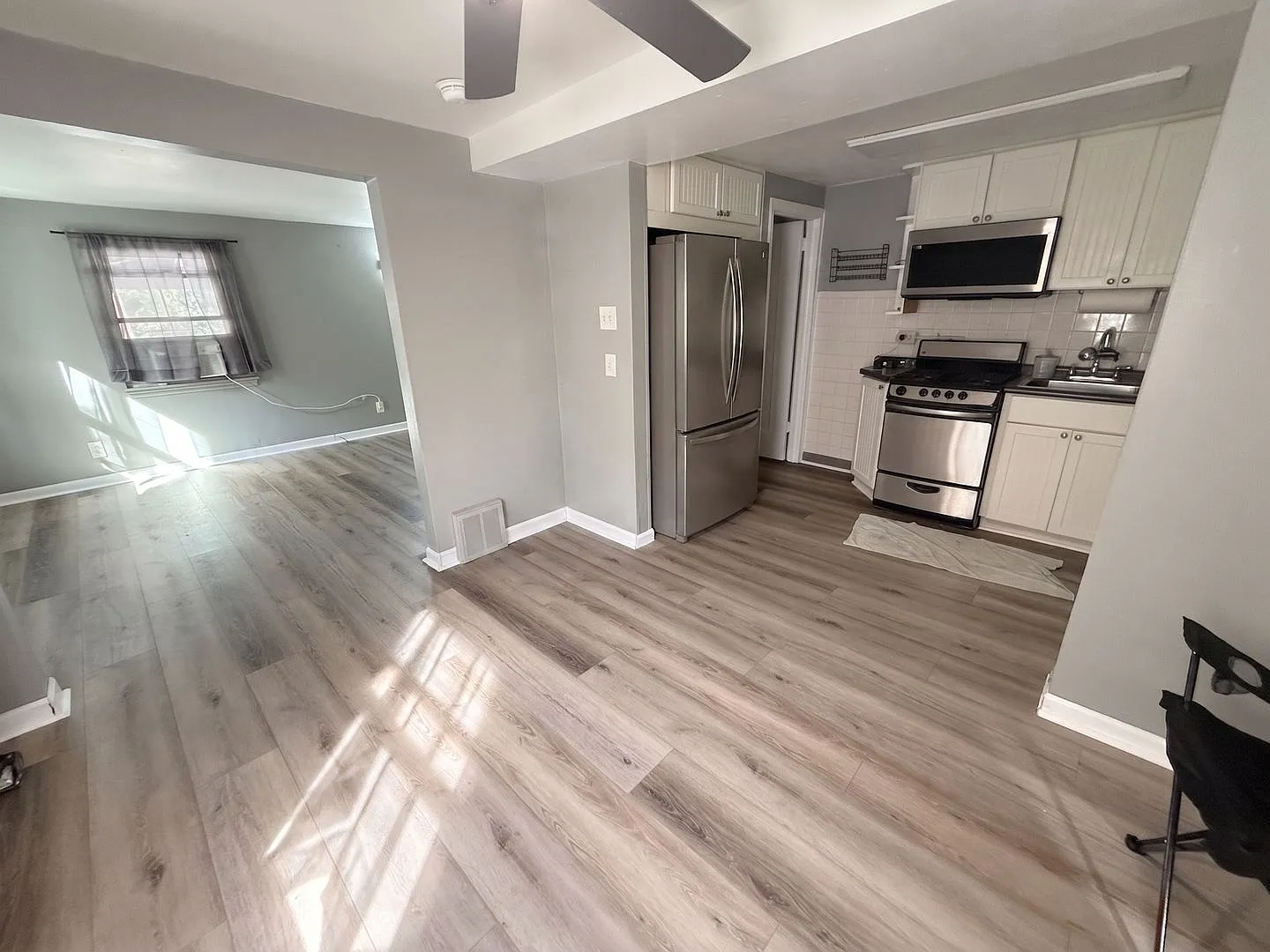 Modern Rental - Swissvale — Photo 3