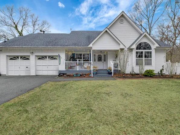 5 Adams Lane, Middle Island, NY 11953