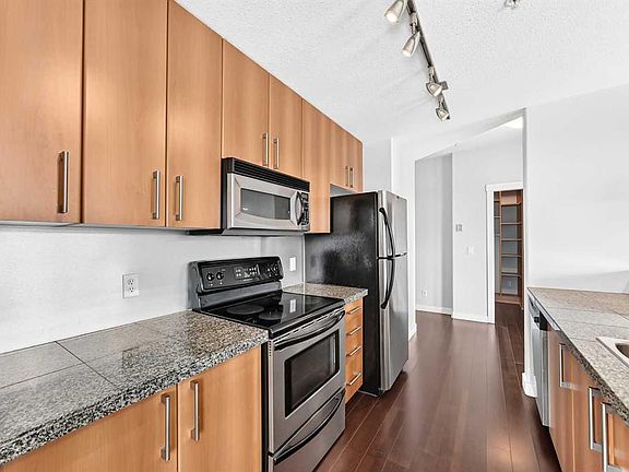 4th image of 1010 S Centre Ave NE #402