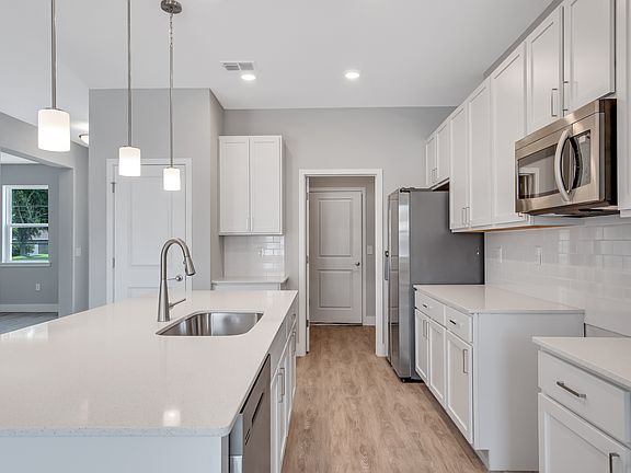 4th image of 10 Regis Ln