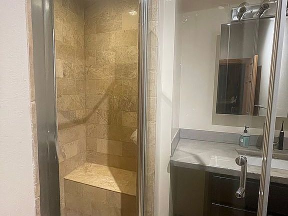 4th image of 1049 N Paulina St #3A