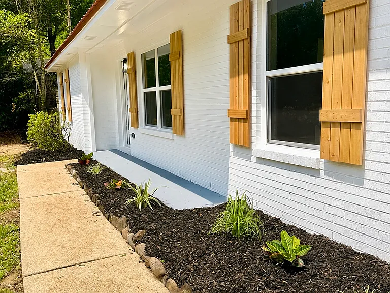 6481 Colonial Dr — Photo 2