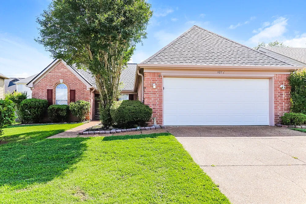 3 bed, 2.0 bath, 1450 sqft, $2,430 — Photo 1