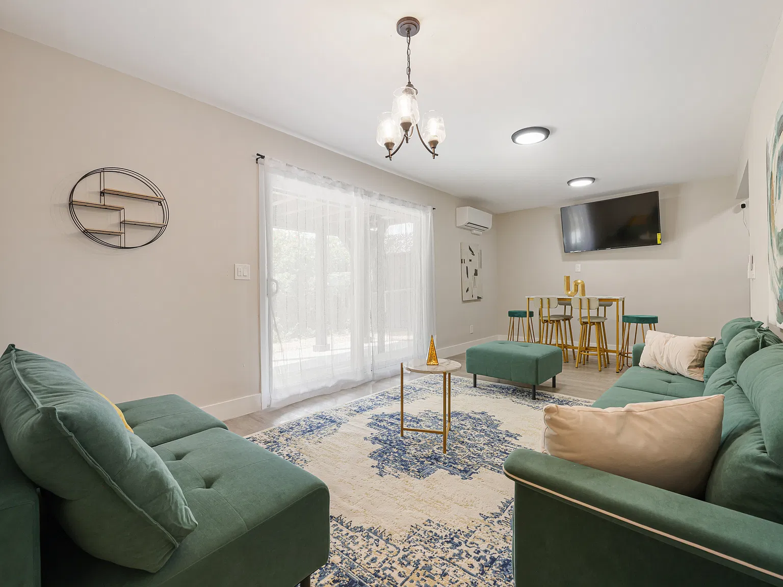 4 bed, 1200 sqft, $1,595 — Photo 2