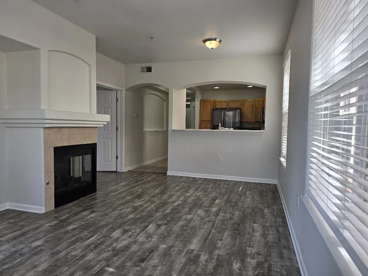 2 bed, 1038 sqft, $2,300 — Photo 3