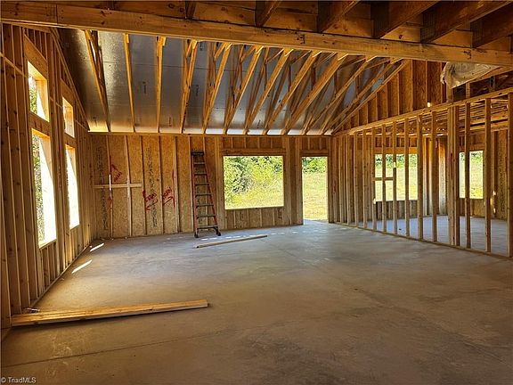5th image of 187 Reeds Ln