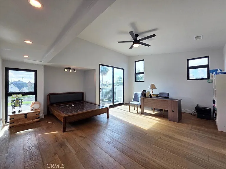 915 S Rimpau Blvd — Photo 11