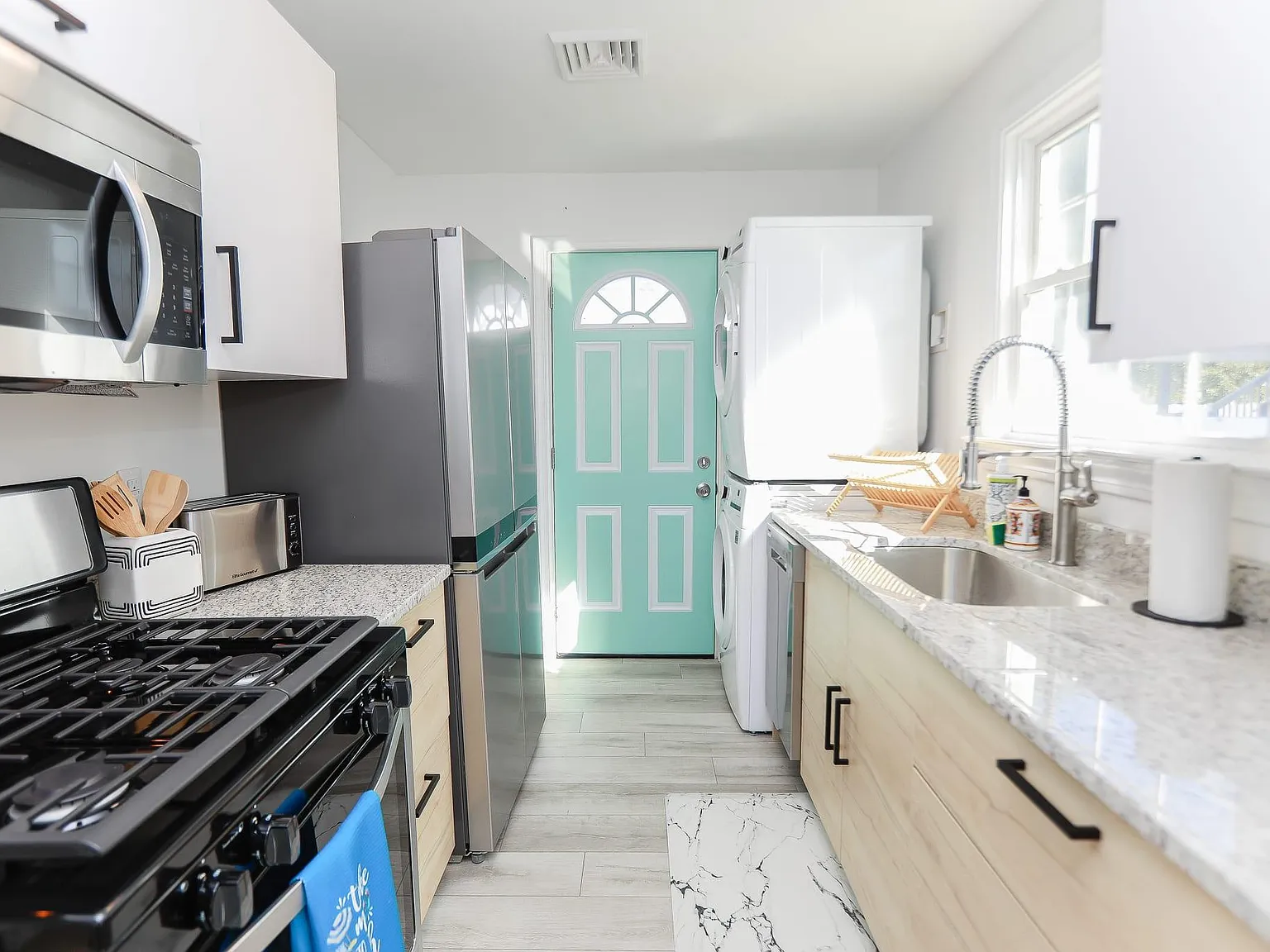 3 bed, 918 sqft, $2,700 — Photo 3