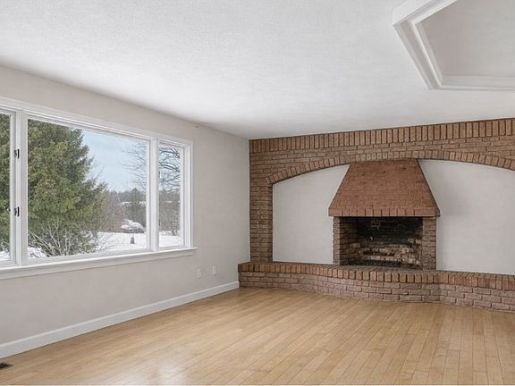 3rd image of 105 Pomeroy Ln
