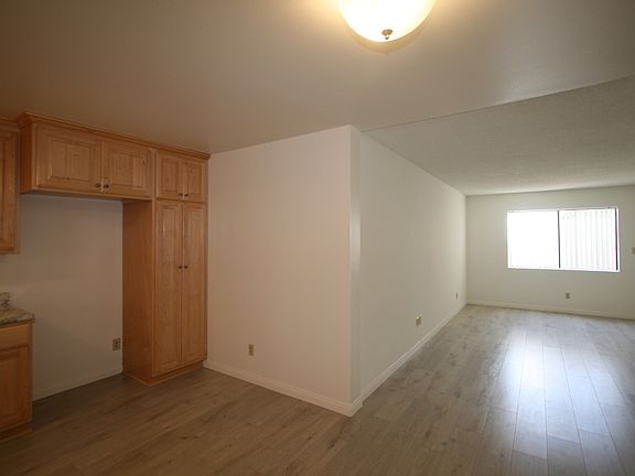 4th image of 2301 N Fairview St #C