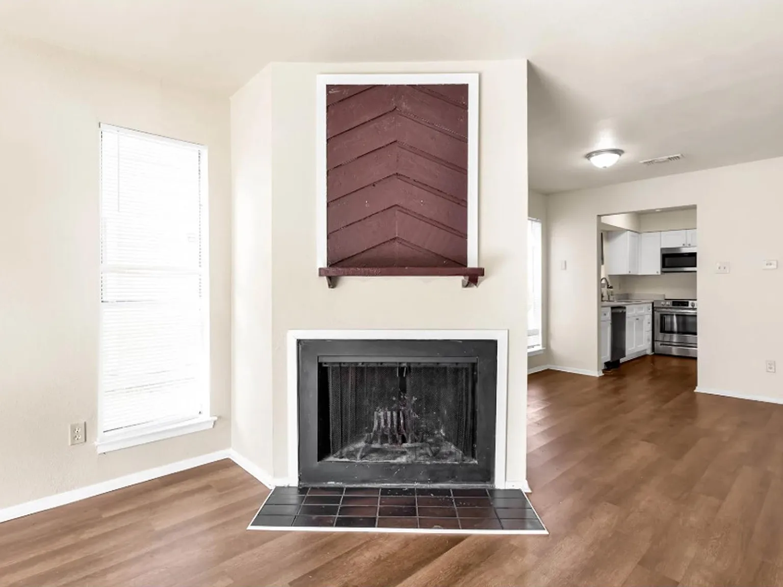 2 bed, 1.0 bath, 3908 sqft, $1,150 — Photo 2