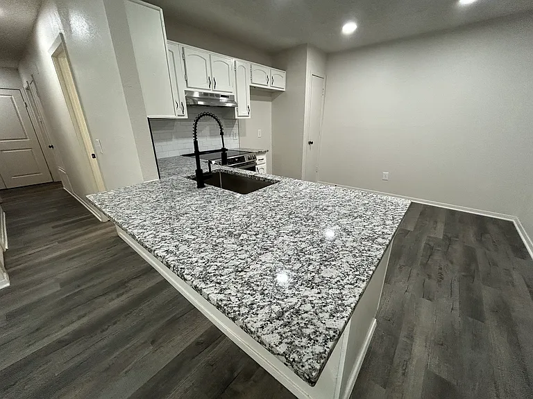 1115 N Narcissus Ave — Photo 5
