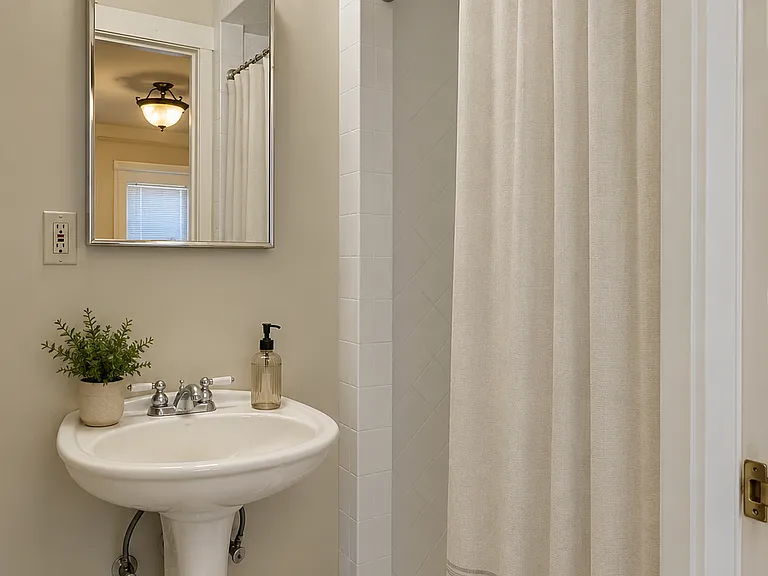 2818 Broadway E — Photo 16