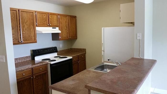 2nd image of 1717 Meadows Cir W