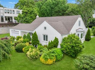 75 Green Leaf Hl, Great Neck, NY 11023