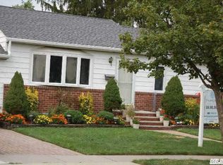 8 Carol Ct, Hicksville, NY 11801