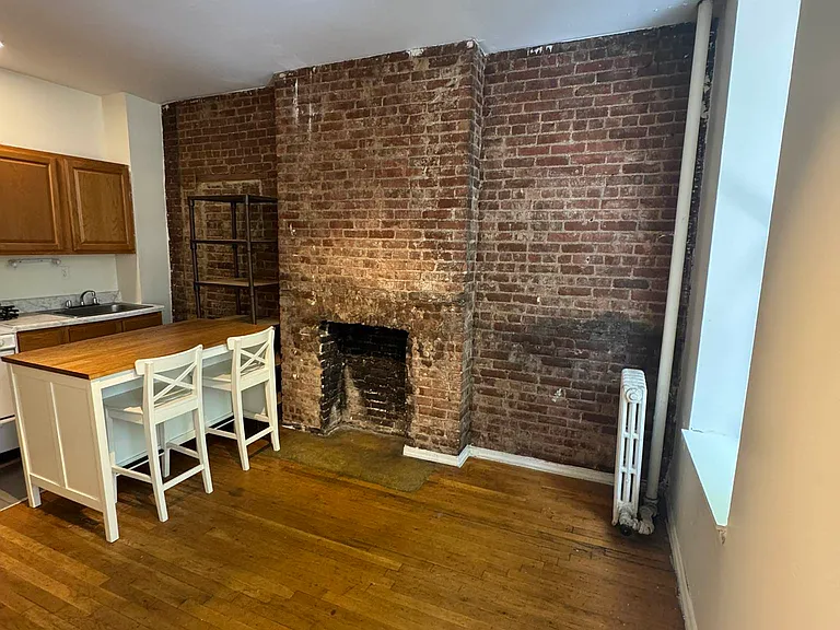 449 W 37th St #2FE — Photo 2