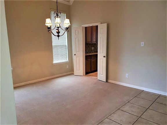 3rd image of 2812 Pioneer Dr