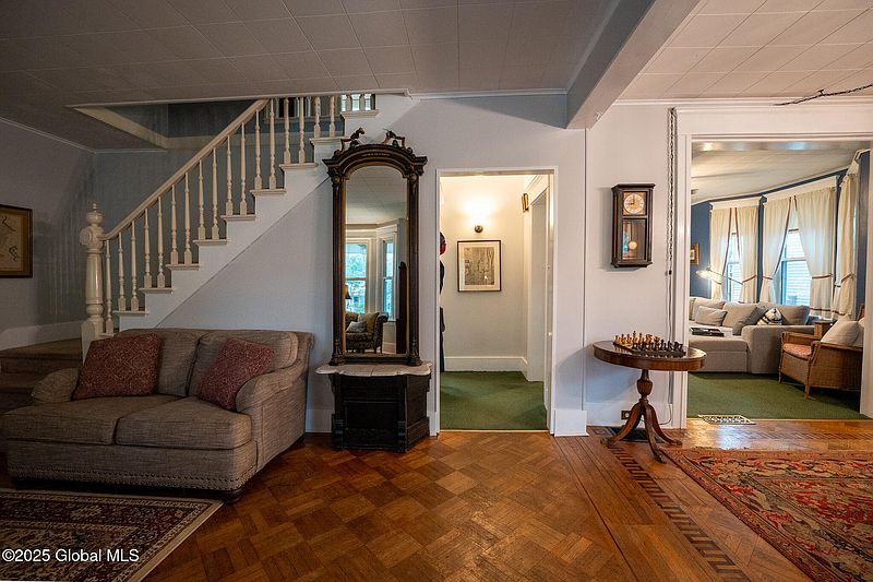 5th image of 1068 Parkwood Boulevard