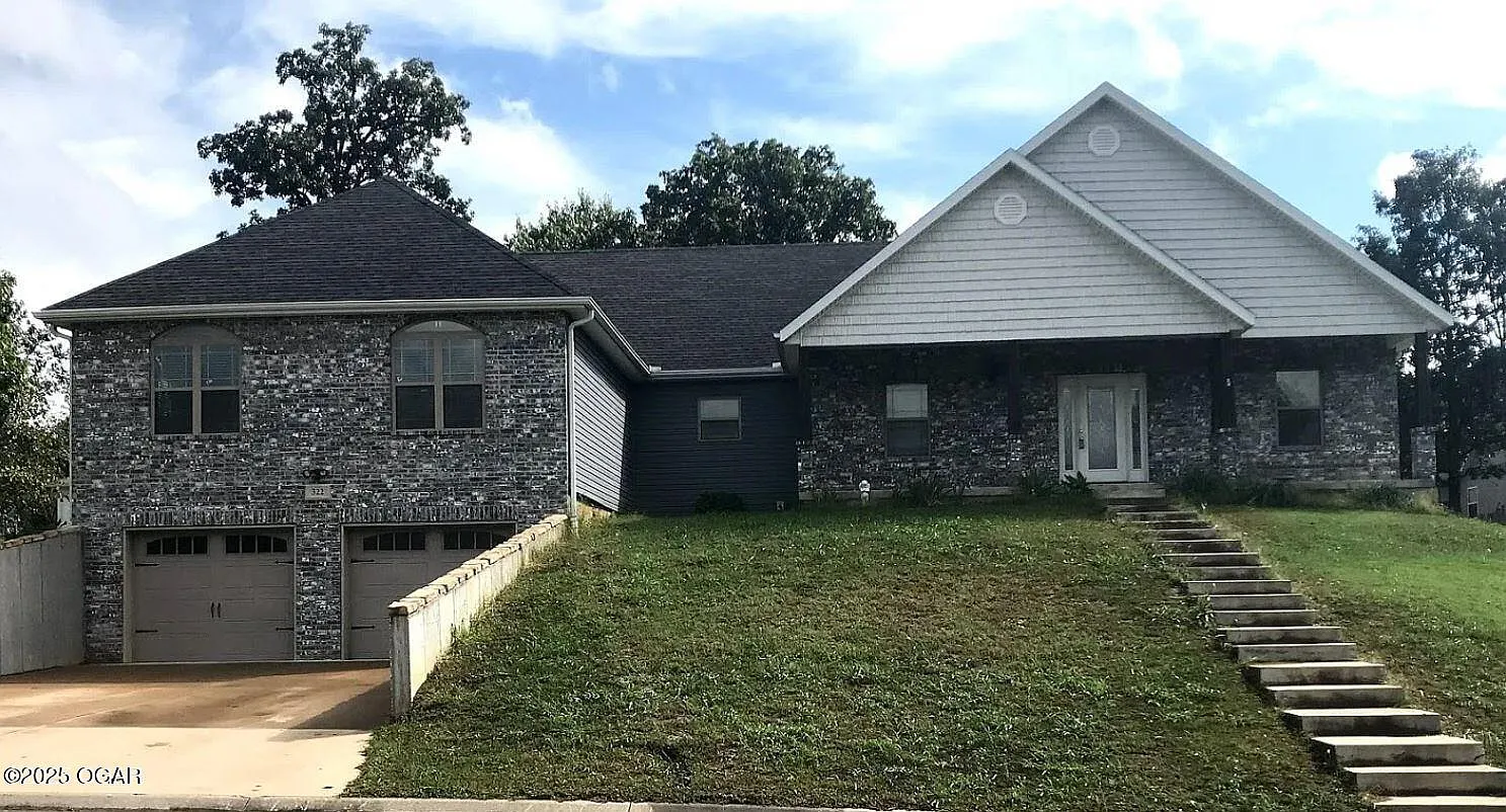 4 bed, 2.5 bath, 3870 sqft, $2,100 — Photo 1