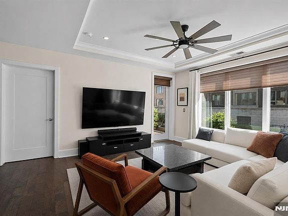 5th image of 250 Henley Pl Unit 210