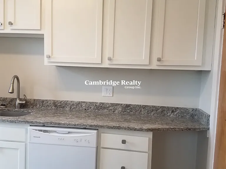 8 Farrington Ave #3T — Photo 4