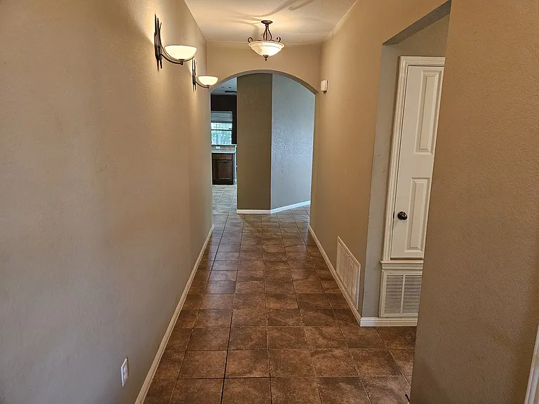 11208 Friendship Dr — Photo 2