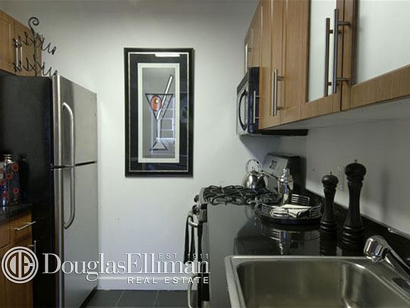 5th image of 100 Maiden Ln APT 1202