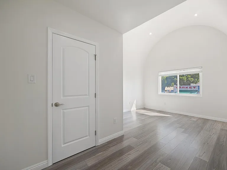 1009 Tremont St — Photo 6