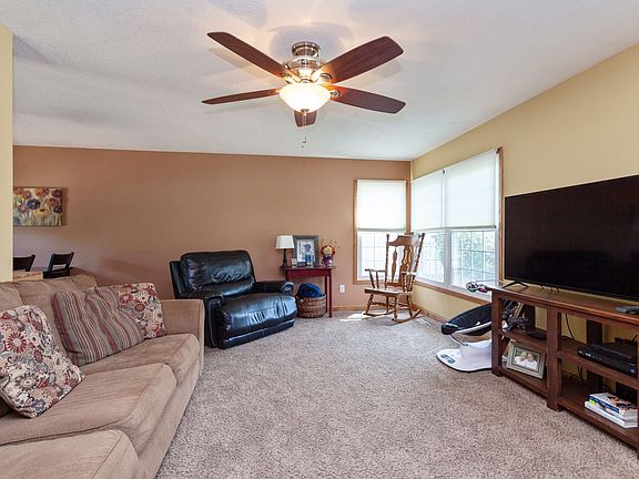 2nd image of 465 Kristina Dr