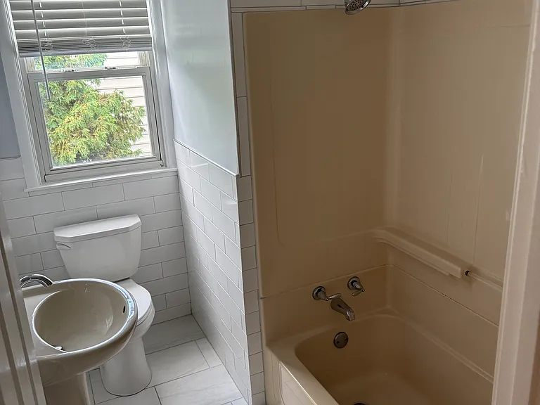 230 N Diamond St — Photo 15