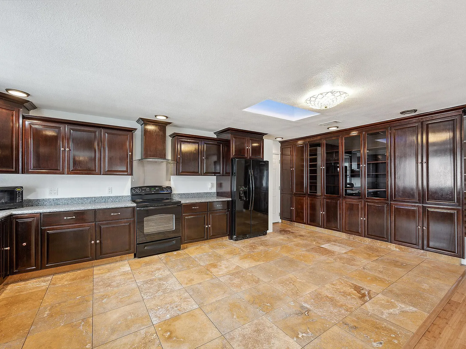 4 bed, 2100 sqft, $4,400 — Photo 3