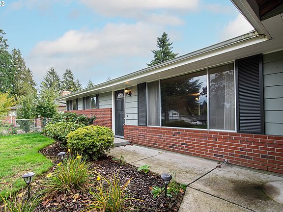 3rd image of 5503 NE Chateau Dr