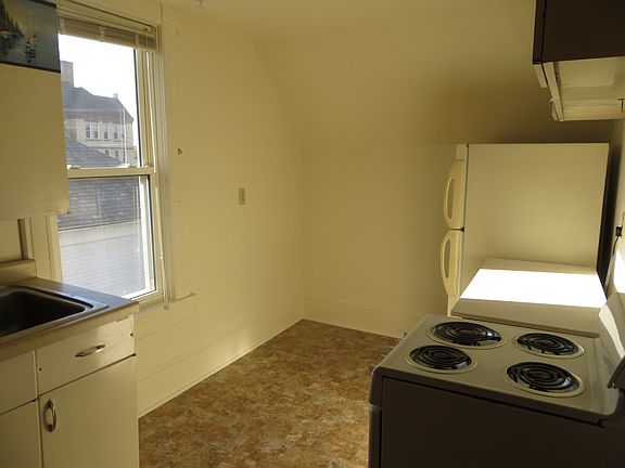 5th image of 519 12th Ave W #1/2