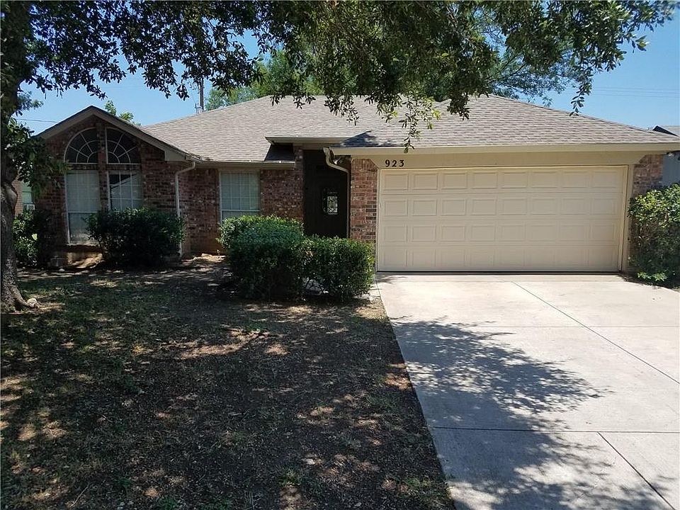 1st image of 923 Packard Dr