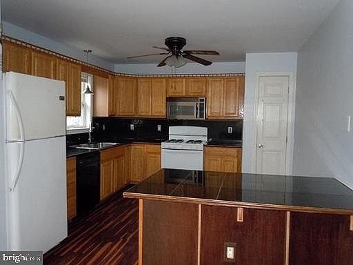 5th image of 329 Dennis Ave