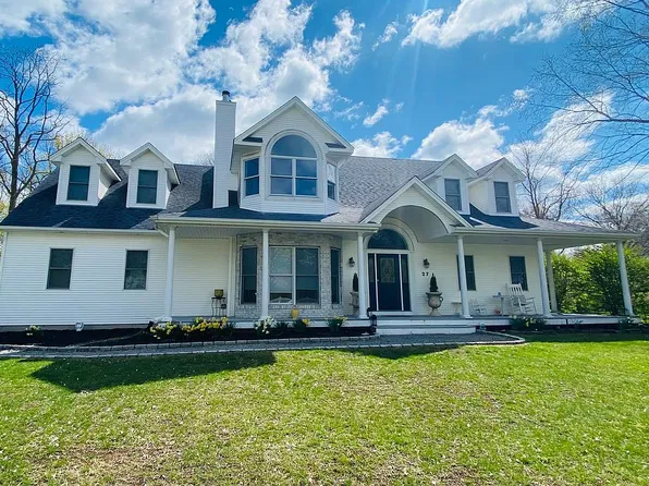 27 Fairway Dr, Bellport, NY 11713