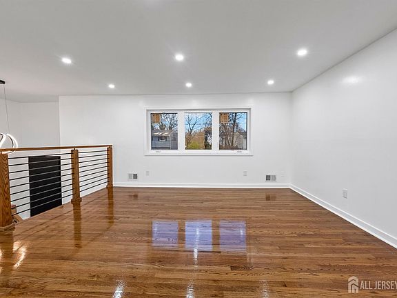 4th image of 12 Barker Rd