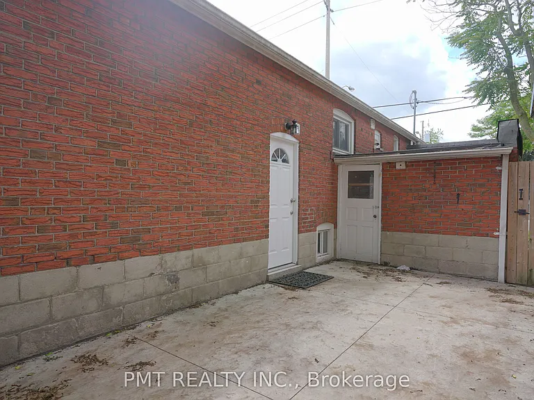 881 Coxwell Ave #LOWER — Photo 14