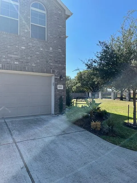 3 bed, 2.5 bath, 1884 sqft, $2,150 — Photo 2