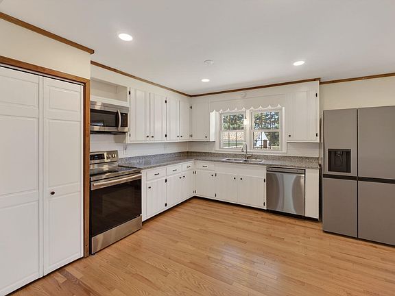 4th image of 18 Windy Acres Cir
