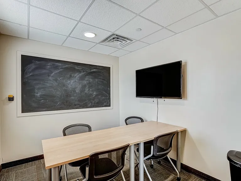 A lively space made for collaboration and comfort.