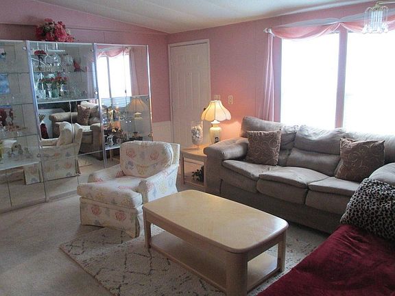 2nd image of 101 W Sugarloaf Ln